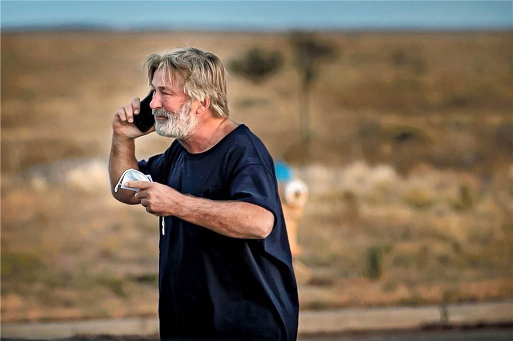 Tod von Kamerauffrau bei Filmdreh - Requisitenwaffe enthielt Patrone US-Schauspieler Alec Baldwin telefoniert auf dem Parkplatz vor dem Santa Fe County Sheriff's Office, nachdem er zu dem Vorfall am Set des Films «Rust» am Stadtrand von Santa Fe befragt wurde.