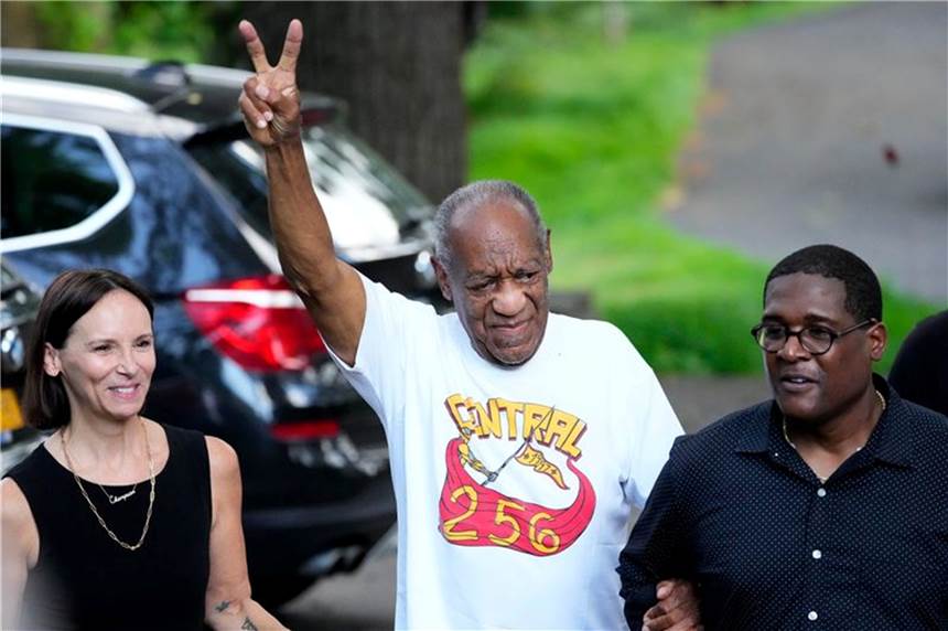 Bill Cosby über seine Freilassung: „Habe immer meine Unschuld beteuert“ US-Schauspieler Bill Cosby (M) tritt nach seiner Freilassung aus dem Gefängnis vor die Presse.