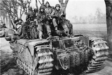 US-Soldaten begleiteten die britische Panzerbrigade. Das Foto entstand im März 1945 irgendwo zwischen Drevenack und Schermbeck auf der heutigen B 58.