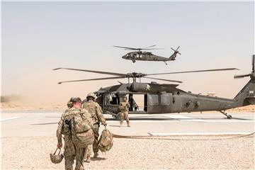 US-Soldaten machen sich in Kundus zum Abflug in einem Hubschrauber vom Typ UH-60 Blackhawk bereit. Foto: Brian Harris/Planet Pix/ZUMA