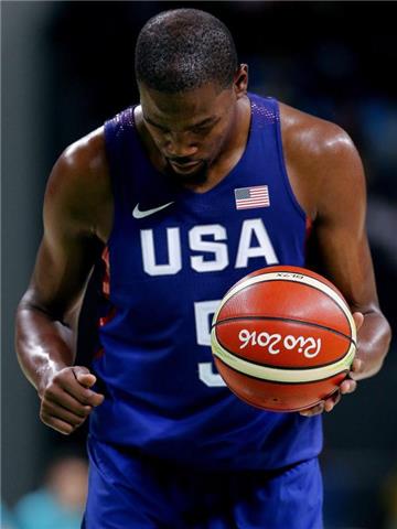 US-Spieler Kevin Durant vor einem Freiwurf - das Team von «Coach K» ist trotz mäßiger Leistung Favorit. Foto: Jorge Zapata