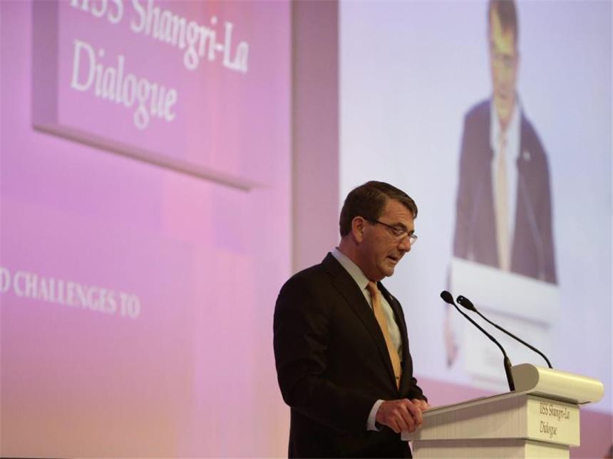 Südchinesisches Meer: USA und China auf Konfrontationskurs US-Verteidigungsminister Carter spricht auf der Sicherheitskonferenz Shangri-La-Dialog in Singapur. Foto: Wallace Woon