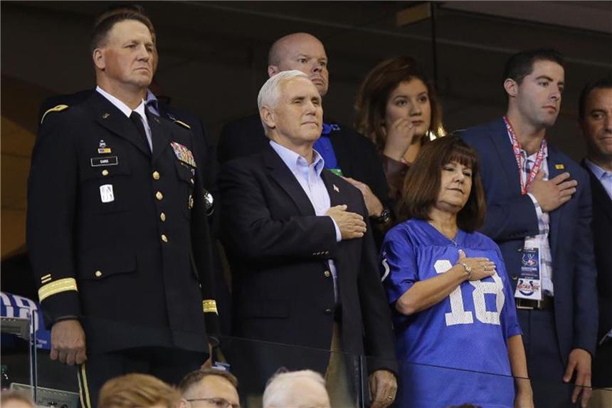 Spieler knien während Hymne - Pence verlässt Stadion US-Vizepräsident Mike Pence hat am Sonntag wegen des Hymnen-Protestes ein Footballspiel verlassen. Foto: Michael Conroy