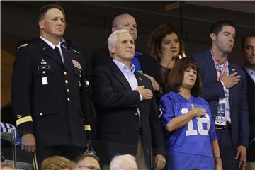 US-Vizepräsident Mike Pence hat am Sonntag wegen des Hymnen-Protestes ein Footballspiel verlassen. Foto: Michael Conroy
