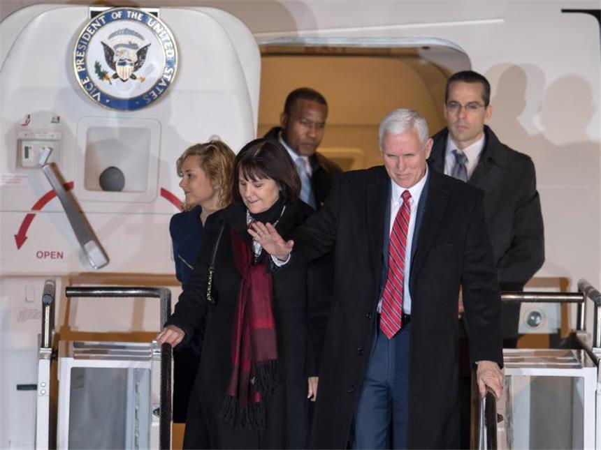 Sicherheitskonferenz: Merkel trifft auf Trump-Vize US-Vizepräsident Mike Pence mit seiner Frau und seiner Tochter bei der Ankunft in München. Foto: Tobias Hase