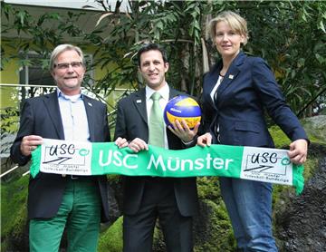USC-Präsident Jörg Adler (l.) und Vorstandsmitglied Ute Zahlten begrüßten den neuen Geschäftsführer Mariano Pala, der am 15. Oktober beim Bundesligisten begann.