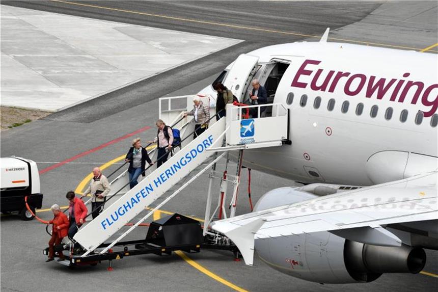 Wie Urlauber von den deutschen Regionalflughäfen profitieren Usedom an der Ostsee ist bei Urlaubern aus Süddeutschland beliebt - deshalb landen im Sommer Eurowings-Flugzeuge auf dem kleinen Flughafen in Heringsdorf. Foto: Joachim Kloock/HDF