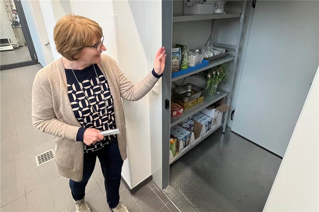 „Speisesaal“ wird kulinarischer Anlaufpunkt im Bürgerbahnhof Uta Blume von der Dorstener Arbeit zeigt einen Teil des Kühlraums der Gastronomie.