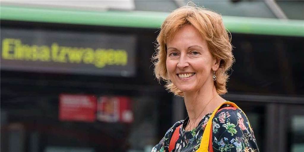Zusatzbahnen und mehr: Was Uta Trabert und andere 9-Euro-Ticket-Nutzer sich nun wünschen Uta Trabert vor einem Bus in Dortmund