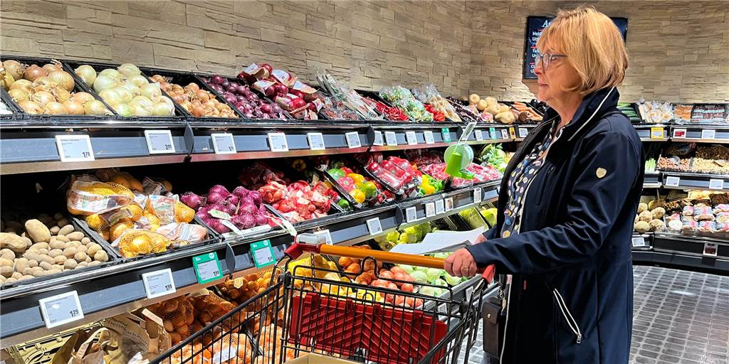 Trotz Inflation günstig, aber gesund einkaufen? Ute Becker zeigt‘s Ute Becker steht vor einem Gemüseregal im Rewe in Schermbeck mit einem Einkaufswagen in der Hand.