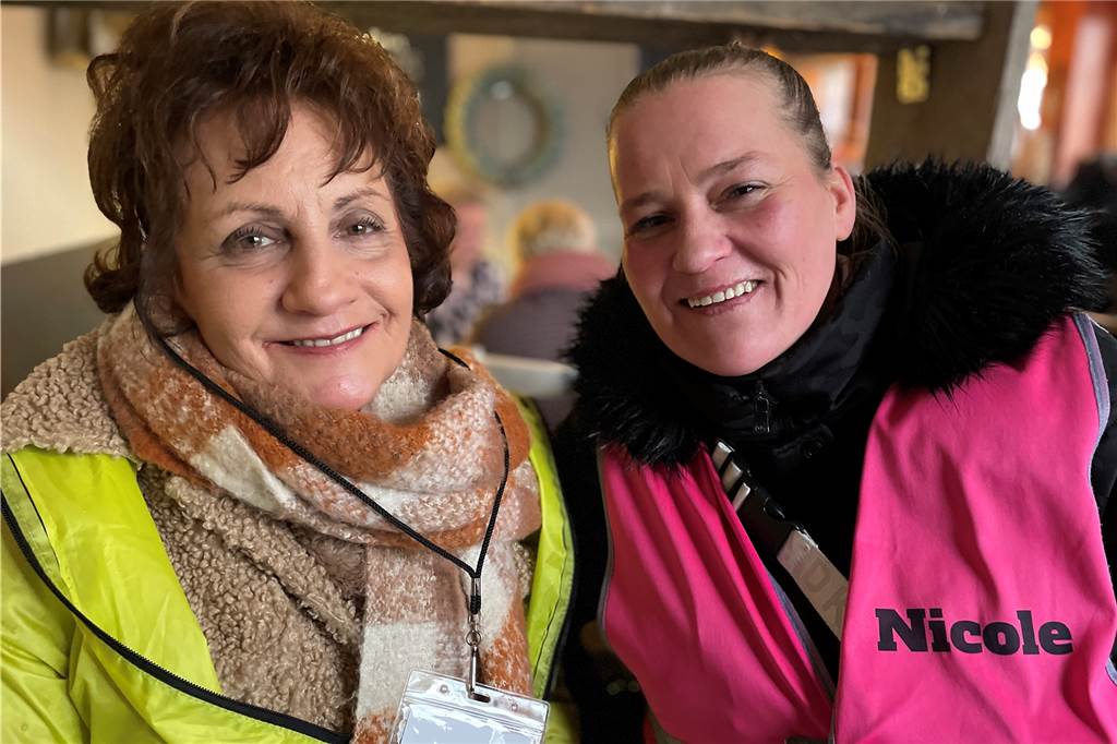 Trödelmarkt: Händler bleiben Ute Brinckmann trotz des Wetters treu Ute Brinckmann (l.) und Nicole Demirovic sitzen in Katja's Café an der Langen Straße.