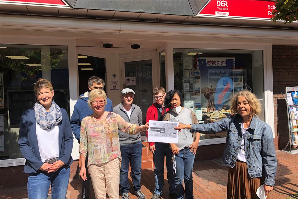 Reisebüros wieder gefragt: „Die Leute sind heiß wie Frittenfett“ Ute Hecht-Neuhaus (2.v.l.) übergab am Freitag einen symbolischen Scheck über 500 Euro an Birgit Förster vom Haus Kilian.