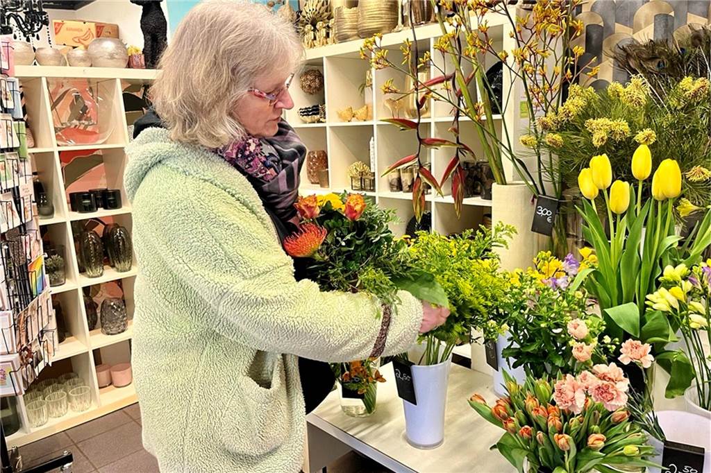 Ute Kersting arbeitet an einem Blumenstrauß.
