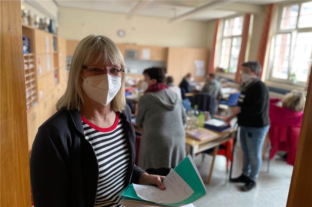 Corona-Impfung kommt in die Schule: Hunderte Lehrer und Mitarbeiter geimpft Ute Lüdke, Rektorin der Marktschule, hatte im Vorfeld der Impfaktion einiges an Organisations-Arbeit. Aber sie verfügt über gute Kontakte zu Hausarzt Holger Knapp.