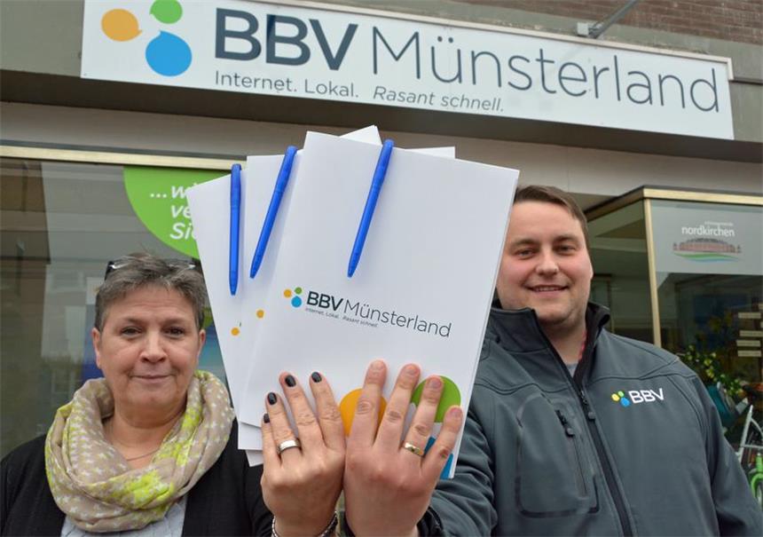 Tendenz für Glasfaser in Capelle ist "sehr positiv" Ute Michels und Daniel Lesniak von der BBV Münsterland sind bereit: Noch bis Samstag können Verträge im Ladenlokal an der Schloßstraße abgeschlossen werden.