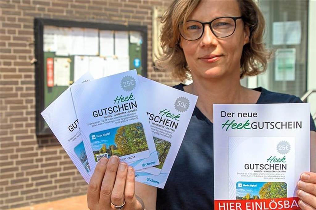 Wegen Corona: Gutscheinaktion 2.0 vor Start – Kontingent begrenzt Ute Schwietering von der Gemeindeverwaltung mit den Gutscheinen der Erstauflage.