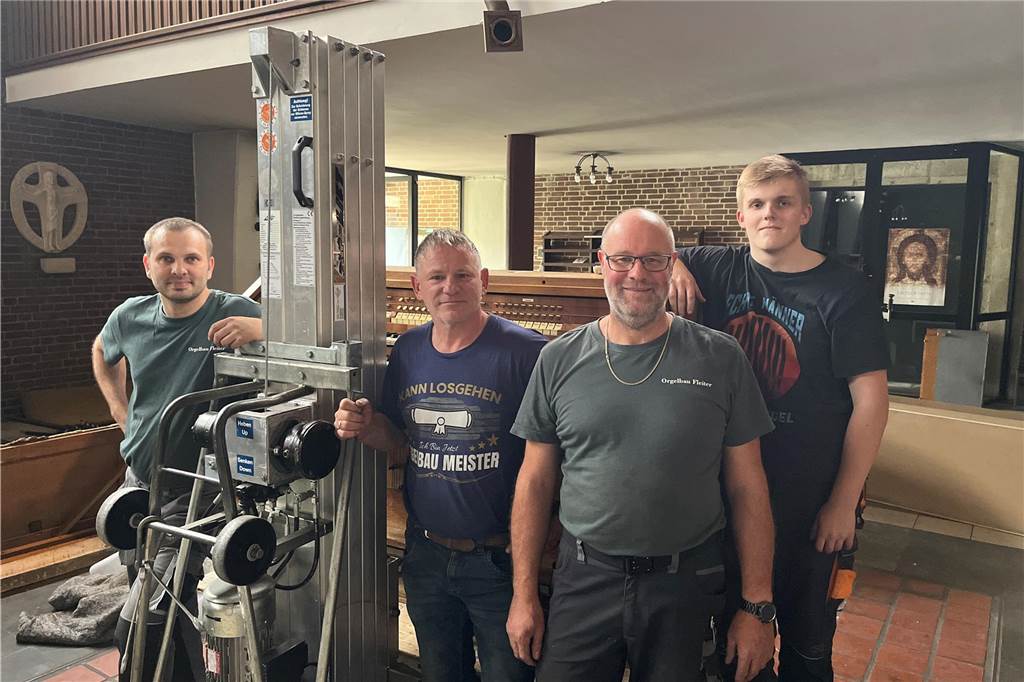 Laurentius-Orgel wird zerlegt, 2200 Pfeifen kommen mit zum Annaberg Utukin Rostyslav, Stefan Linke, Ralf Freise und Jonah Halfmann zerlegen gerade die Orgel der Laurentius-Kirche.