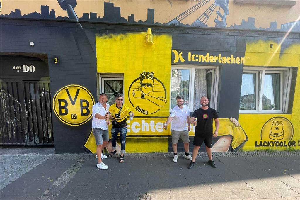 BVB-Graffiti am Borsigplatz: Chico ziert Hauswand in der Nordstadt Uwe Bandermann (v.l.), Kürsat "Chico" Yildirim, Kinderlachen-Geschäftsführer Marc Peine und Sprayer Patrick Sziedat zeigen das neue Wandbild.
