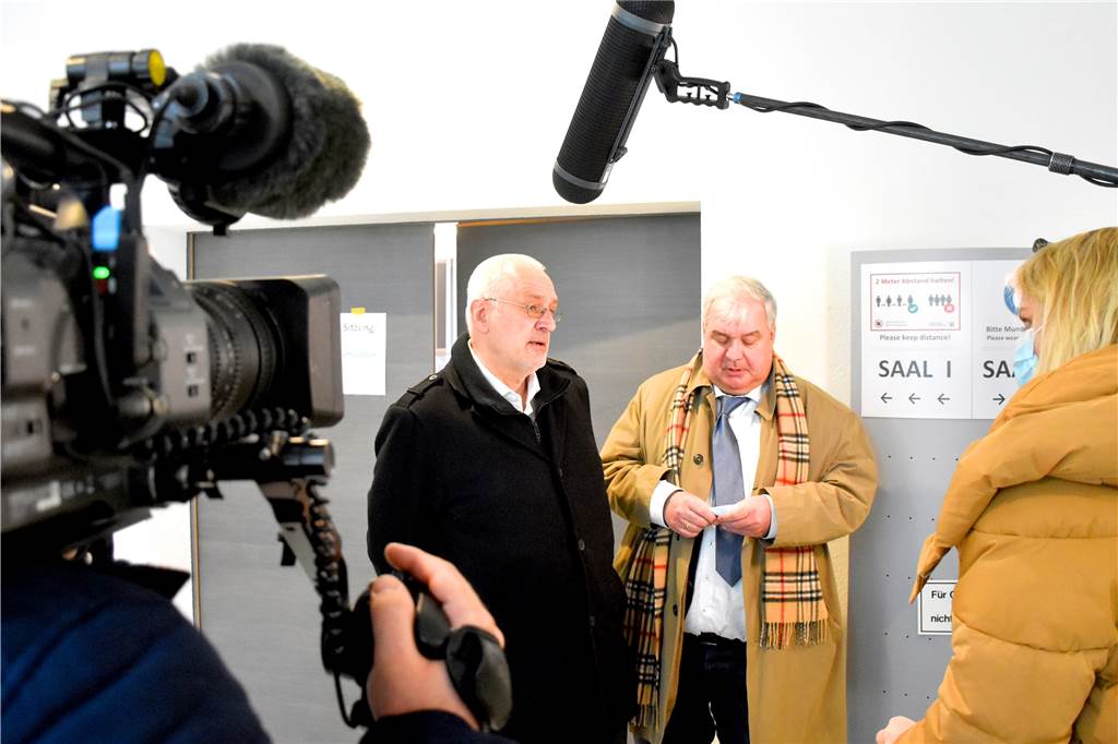 Bordfunker Albrecht Risop wird nicht geborgen – Gedenktafel geplant Uwe Benkel und sein Anwalt Markus Menzendorff nach der Gerichtsverhandlung. Weil eine Entscheidung bundesweite Auswirkungen gehabt hätte, sorgte der Fall für großes Medieninteresse.