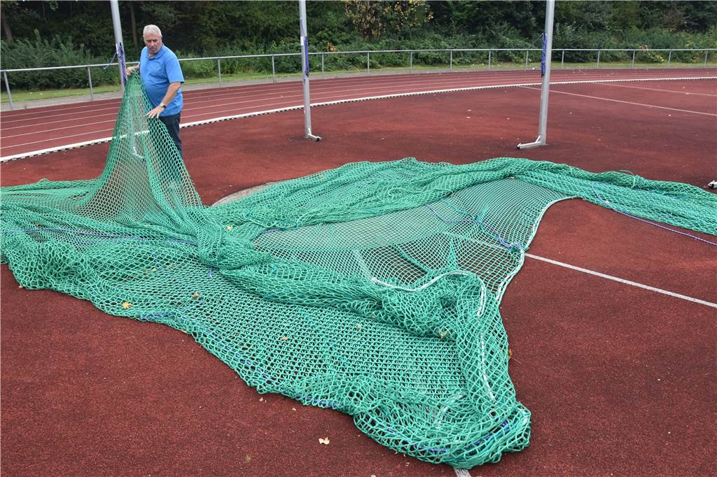 Vandalismus im Dahl: Ein Schaden von mehreren Tausend Euro, der TV Werne ist fassungslos Uwe Dihr ist fassungslos über das zerstörte Netz an der Sportanlage im Dahl.