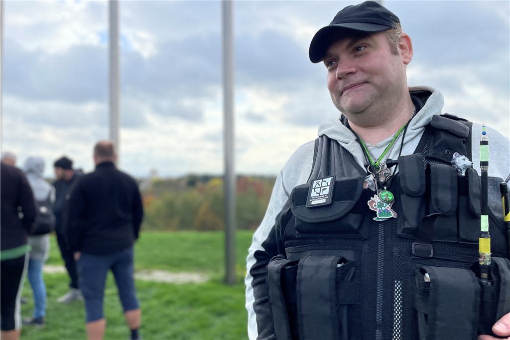 Uwe Eschbach (47) kam in voller Geocaching-Montur und mit dem Fahrrad von Bodelschwingh rauf auf die Schweriner Halde. Er schaute der Sonnenfinsternis zu und traf andere Geocacher.