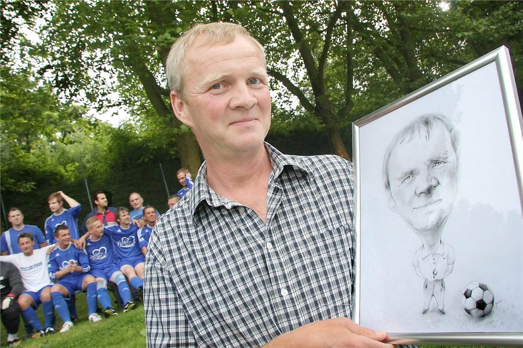 Vor 30 Jahren: Rauxeler Aufstiegs-Trainer fehlte fast bei der großen Feier Uwe Esser stieg als Spieler 1991 mit dem VfR Rauxel in die Bezirksliga auf. Als Trainer schaffte er das mit dem VfR im Jahr 1999 sowie mit dem SV Wacker Obercastrop im Jahr 2006.