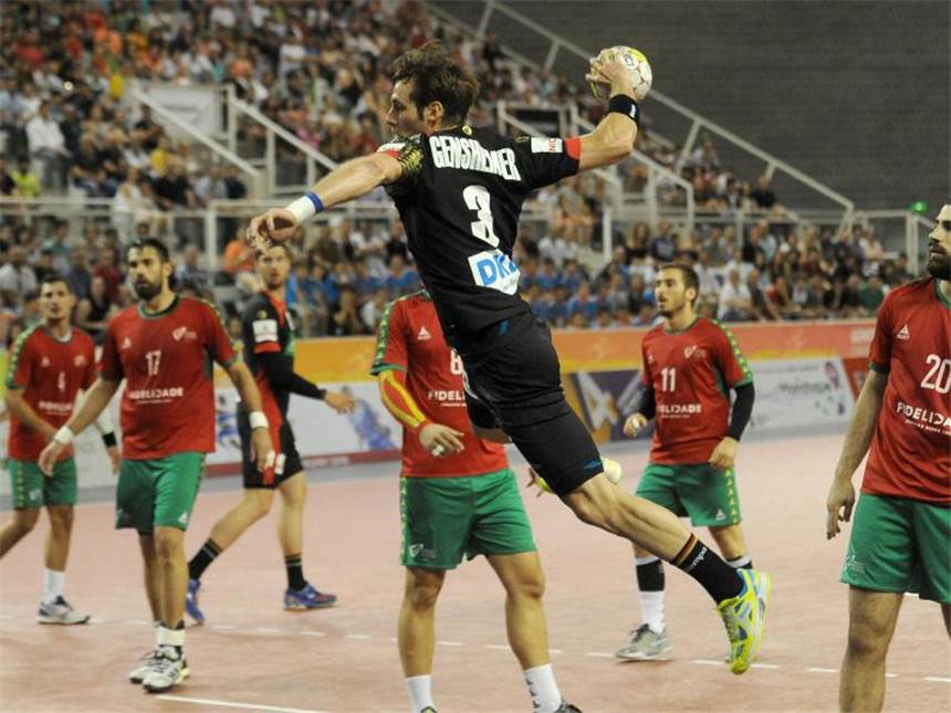DHB-Team erkämpft sich Gruppensieg in der EM-Quali Uwe Gensheimer kommt am Wurfkreis der Portugiesen zum Abschluss. Foto: Paulo Duarte