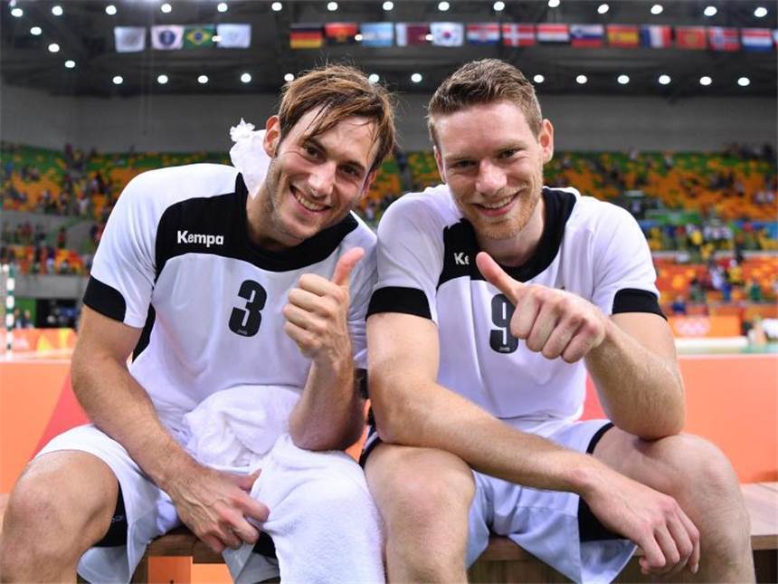 Reichmann kritisiert Belastung im deutschen Handball Uwe Gensheimer (l.) und Tobias Reichmann spielen beide im Ausland. Foto: Lukas Schulze