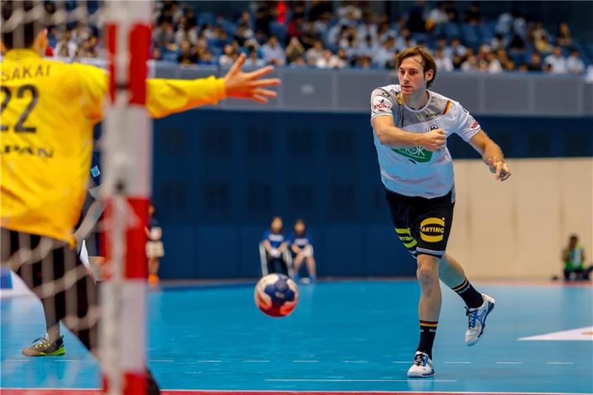 Deutschland beendet Japan-Trip mit klarem 31:22-Sieg Uwe Gensheimer (r) war im Spiel gegen Japan mit acht Treffern bester Werfer der deutschen. Foto: Sascha Klahn