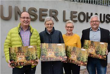 Uwe Glaser (l.) hat auch für den diesjährigen Adventskalender der Bürgerstiftung Unser Leohaus ein Foto von der Krippe in St. Vitus zur Verfügung gestellt. Darüber freuen sich Maria Holtmann (2.v.l.) und Agnes Himmelmann, die viel Arbeit in das Projekt gestellt werden. Auf einen Erfolg hofft natürlich auch Franz Pohlmann, Vorsitzender der Stiftung.