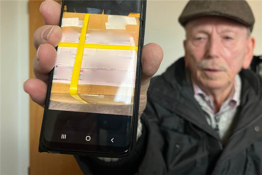 Paket aus Taiwan: Uwe Görsdorf soll 3.000 Euro Zollgebühren zahlen Uwe Görsdorf hält sein Smartphone in die Kamera.