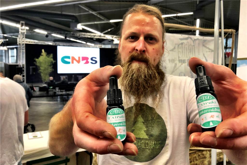 Hanf-Messe in Dortmund: „Grünes Gold“, „Zero Bock“ und Kiffer-Reisen für jeden Geldbeutel Uwe Gremer baut seinen Hanf in Franken an. Sein Produkt ist CBD-Öl, auf das er wahre Loblieder singen kann.