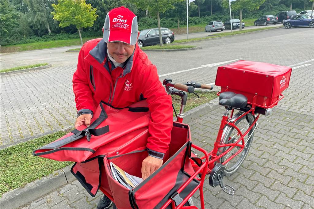 Video: Job als radelnder Bote in Werne kommt Uwe Henkels Gesundheit zugute Uwe Henkel stellt Briefe, Einschreiben und Co. zu.