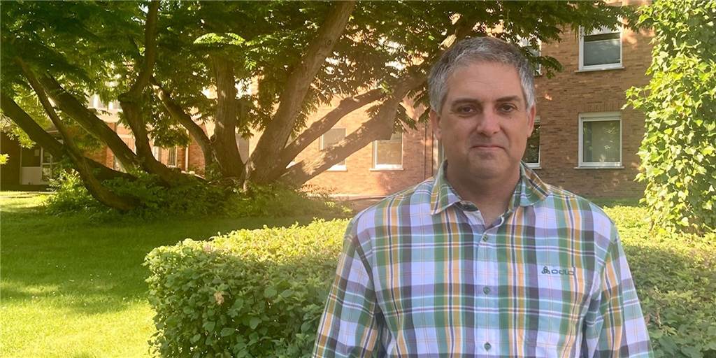 Uwe Hermann vor der Olpketal-Grundschule in Kirchhörde. Er ist Vorsitzender des Betreuungsvereins, der den OGS-Betrieb bald wohl abgeben muss.