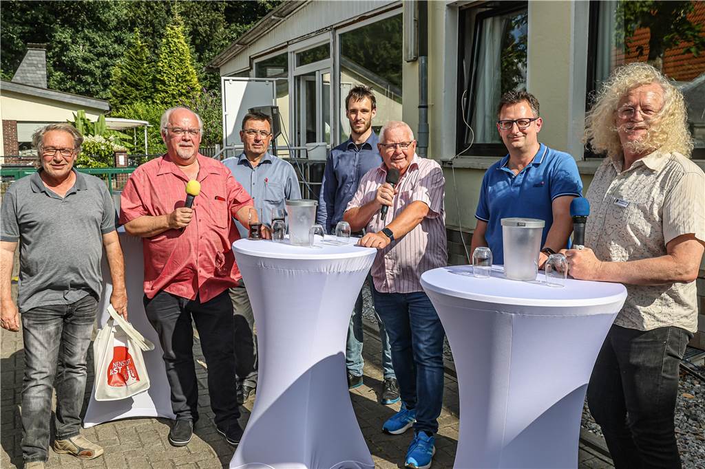 Vorbild Helikopter an der A1: Wird Hügel an der B1 Standort fürs Bagger-Denkmal? Uwe Kisker (5. v.l.), ist der Ideengeber für das Bagger-Denkmal und durfte sich bei der Info-Veranstaltung über zahlreiche Mitstreiter freuen.