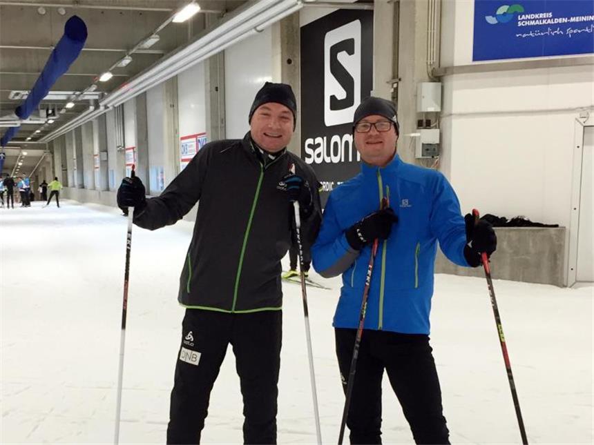 Wintersport im Thüringer Wald genießen Uwe Kittner (l) und Niels Diedrich aus Berlin haben zum ersten Mal ein Ticket für die Skihalle. Foto: Nicole Jankowski