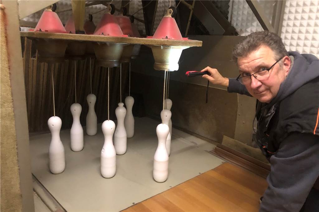 Uwe Krumbholz bringt die Kegelbahn wieder neu in Schuss.