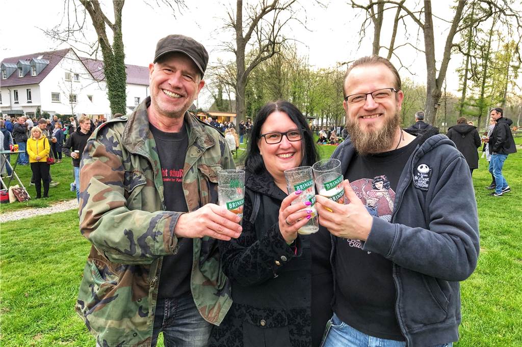 Um halb neun fiel der Ascheregen: „Es fühlt sich wieder richtig gut an“ Uwe (l.), Eleni und Sascha kamen aus der Nachbarstadt Dortmund.