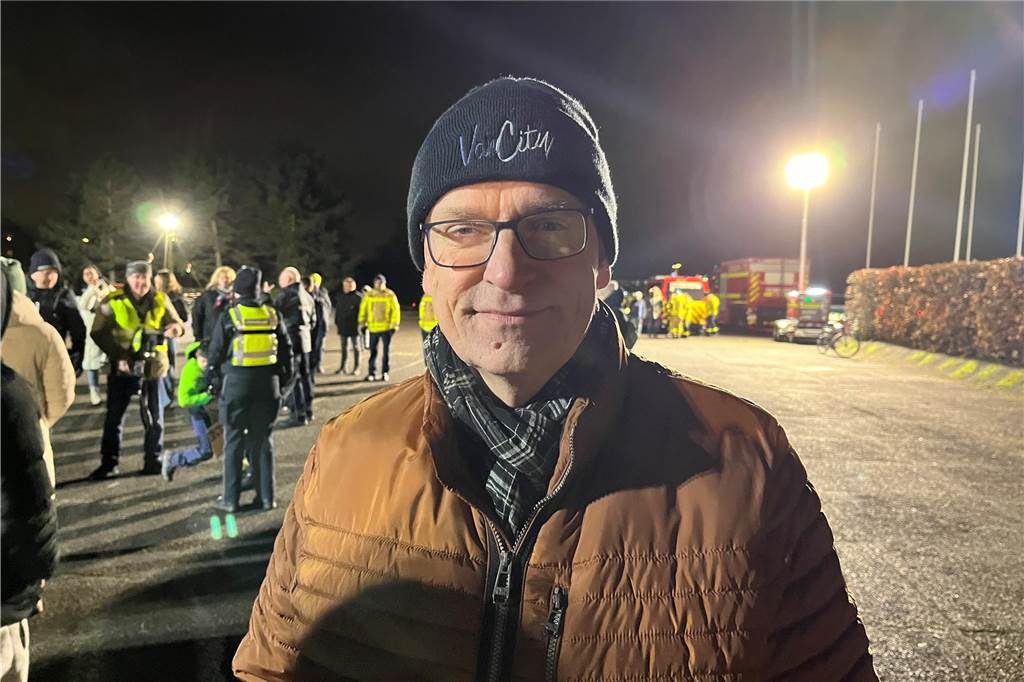 Uwe Petersen aus Castrop-Rauxel wollte bei der Kundgebung „ein Zeichen setzen und die gute Sache unterstützen und die Menschen zum Nachdenken anregen, damit die das auch bei der nächsten Wahl zeigen“. Er war positiv überrascht von den vielen Menschen auf dem Forumsplatz.