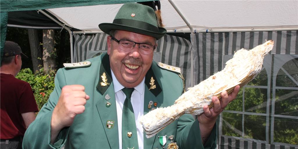 Schützenfest in Lünen-Süd: Uwe Reichardt schießt den Vogel ab Uwe Reichardt ist der neue Schützenkönig von Lünen-Süd. Ein kurzweiliges Schießen an der Vogelstange, reichlich Glückwünsche durch die zahlreichen Gäste und befreundeten Grünröcke sorgten am Sonntagmittag (22. Mai) auf dem Gelände des Süder Schützenhauses für Wohlfühlatmosphäre.