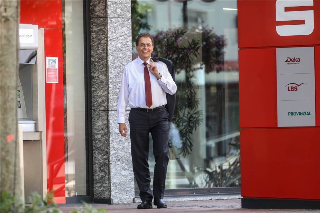 Das sind die 10 Top-Verdiener auf den Chefsesseln der städtischen Unternehmen Uwe Samulewicz, bis 1. August 2019 Chef der Sparkasse Dortmund und jetzt im Ruhestand, war 2018 wieder Spitzenreiter unter den städtischen Managern.