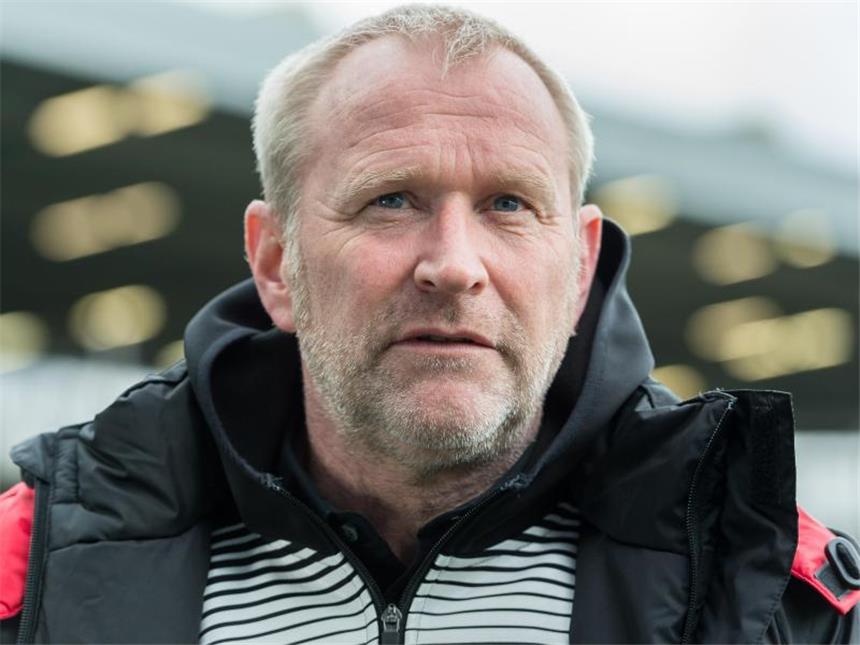 Neuer St. Pauli-Sportchef Stöver: "Schnell ein Bild machen" Uwe Stöver wird Sportchef beim FC St. Pauli. Foto: Guido Kirchner