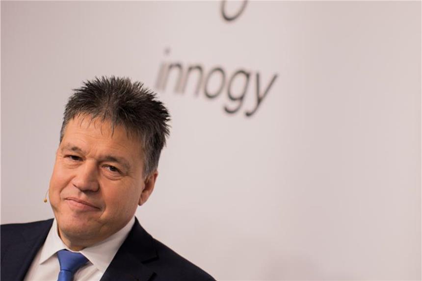 Innogy-Chef: Sind und bleiben „kerngesundes Unternehmen“ Uwe Tigges steht während der Bilanzpressekonferenz unter dem Logo. Foto: Rolf Vennenbernd