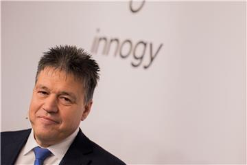 Uwe Tigges steht während der Bilanzpressekonferenz unter dem Logo. Foto: Rolf Vennenbernd