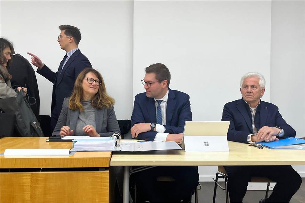 (v. l.) Bürgermeisterin Karola Voß und Beigeordneter Manuel Benning von der Stadt Ahaus sowie Theo Schwarte (r.)