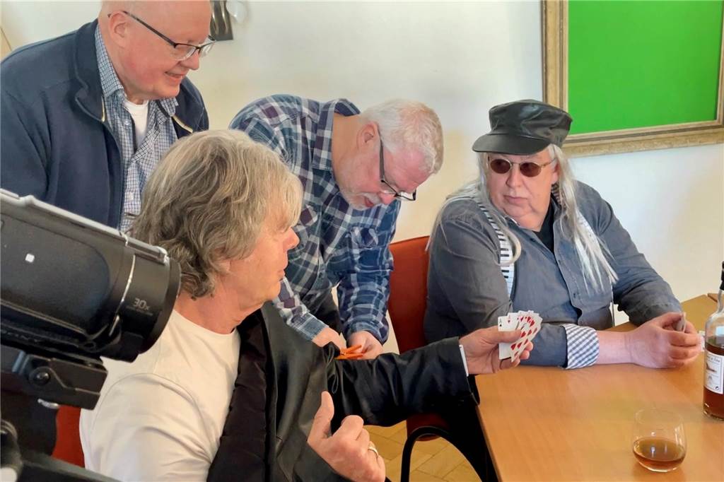 JVA Meisenhof wird zur Kulisse für Sundayclub-Musikvideo (v. l. n. r.) Wolfgang Lehmann, Andreas Knieper, Stephan Aschenbach und Julius Wandelt beim SUNDAYCLUB-Musikvideodreh in der JVA Meisenhof