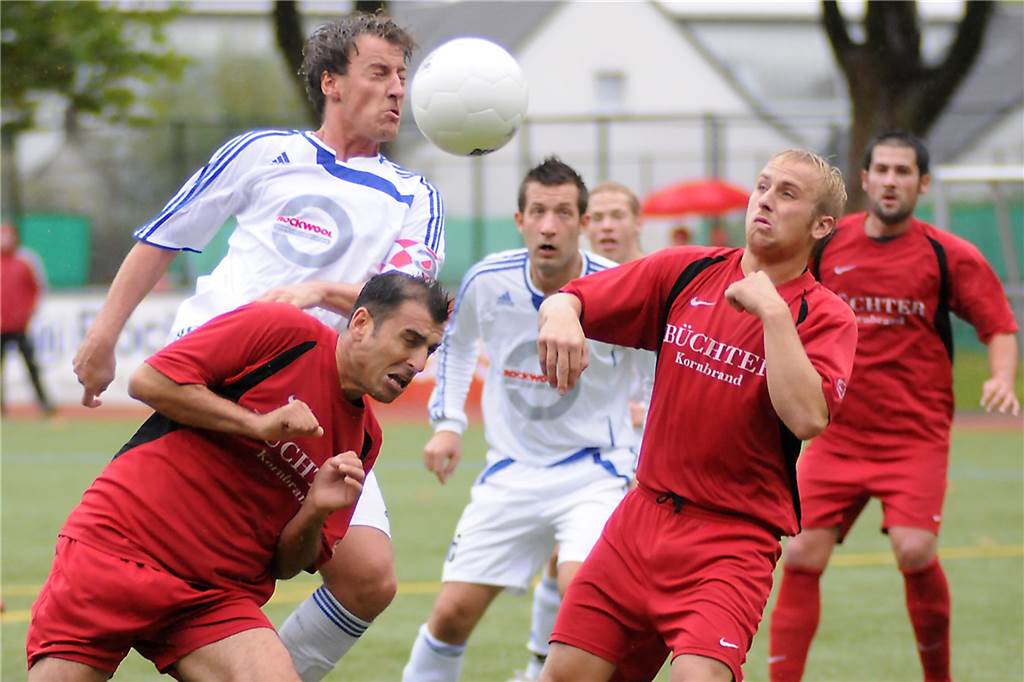 Von 2019: Für Vadim Glöckner hat sein Torrekord von 2009 noch immer Bestand Vadim Glöckner (weißes Trikot, l.) erzielte in der Saison 2008/09 insgesamt 41 Tore für den SV Wacker Obercastrop in der Bezirksliga.