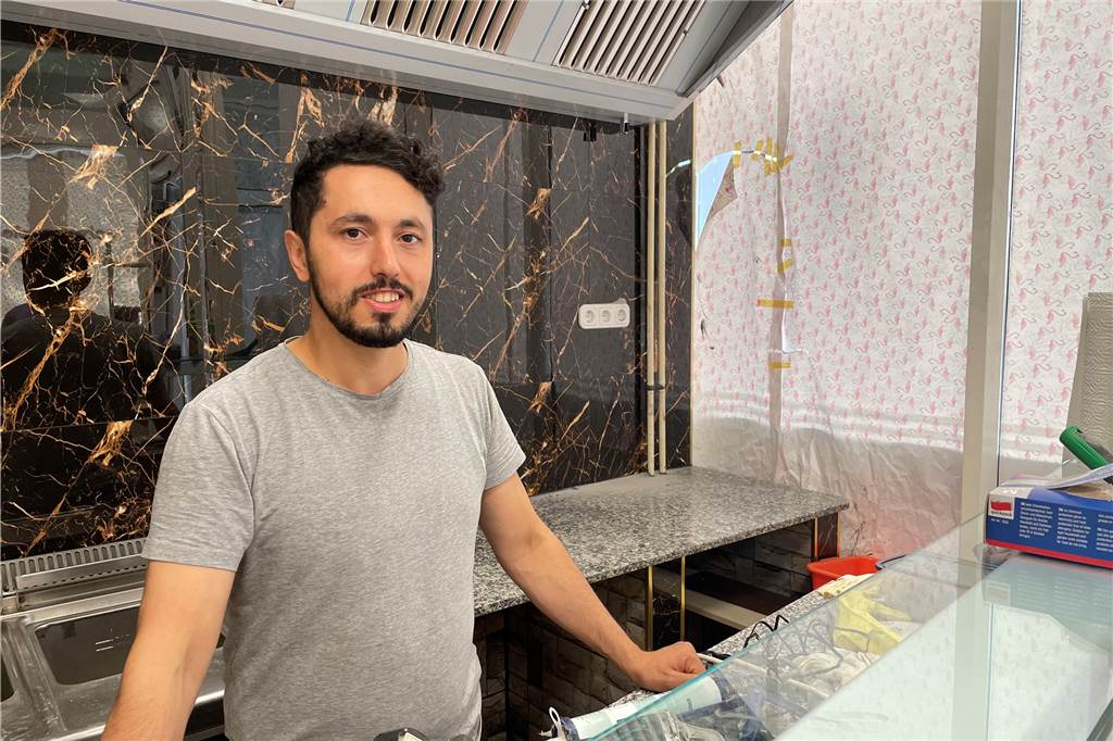 Beim ehemaligen Nudelland in Castrop-Rauxel gibt es jetzt Pizza Vahdettin Celik (26) steht am Tag vor der Eröffnung nur ausnahmsweise hinter dem Tresen. Eigentlich ist er Paketbote, seinem Vater gehört die Pizzeria.