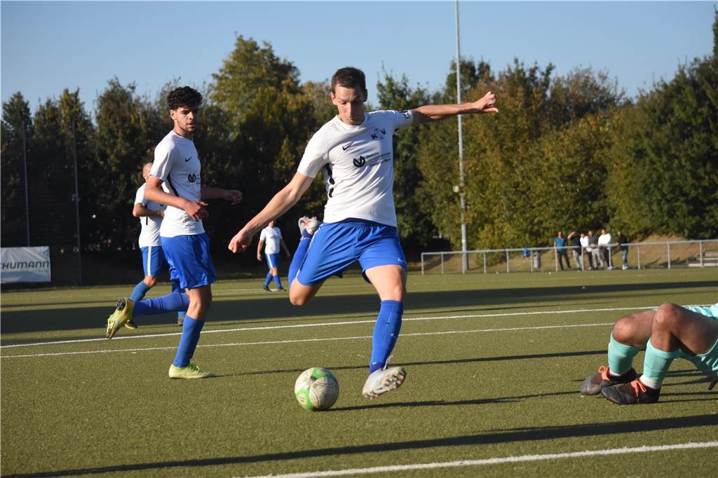 Nach 0:25-Niederlage: Die höchsten Kantersiege und vernichtenden Niederlagen der Spielzeit Val-Leander Wettklo ist der Toptorjäge des Königsborner SV – hier im Duell gegen den TSC Kamen.