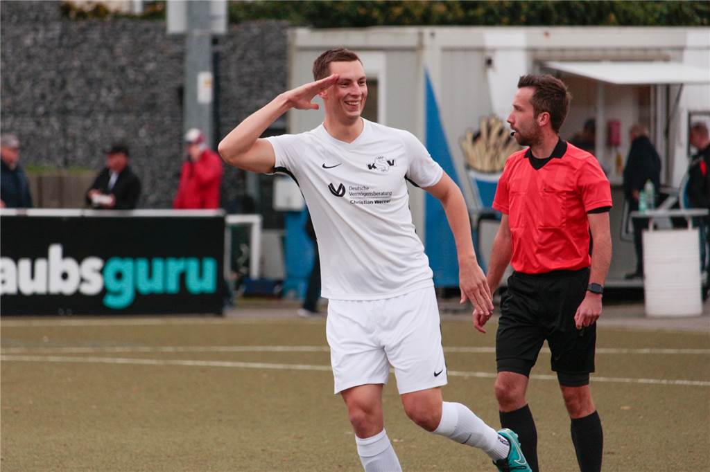 Val-Leander Wettklo schießt den KSV zum Sieg und ist jetzt im „Club 100“ Val-Leander Wettklo ist im "Club 100" angekommen. Nach seinem Jubiläumstreffer für den Königsborner SV jubelt der Werder-Fan in Terodde-Manier.